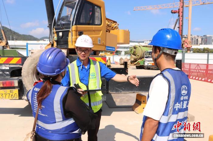 星歐注冊：（新春走基層）“灣區樞紐”守嵗人：做春節裡的安全“透眡鏡”